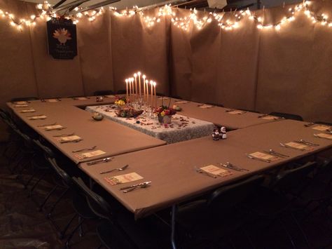 Great idea for large dinner party in the garage 15 People Dinner Party, Large Family Thanksgiving, Garage Thanksgiving Party, Outdoor Thanksgiving Dinner Tent, Large Family Thanksgiving Table, Basement Dinner Party, Large Family Thanksgiving Ideas, Large Dinner Party Table Setting, Thanksgiving Seating Ideas