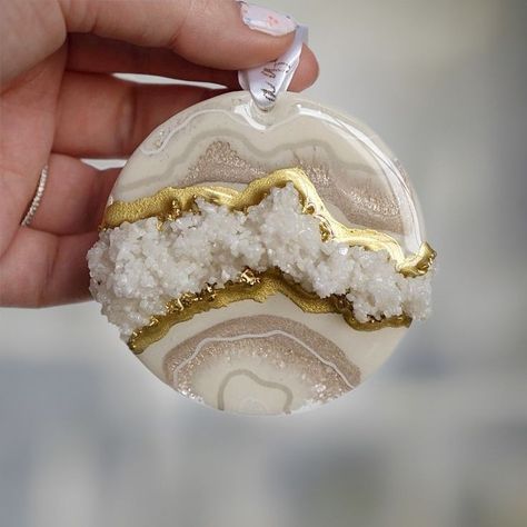 Geode Art Print, Diy Christmas Ball, Agate Art, Wood Resin Table, Rich Art, Gold Ornament, Waterfalls Backyard, Diy Ornaments, Resin Ideas