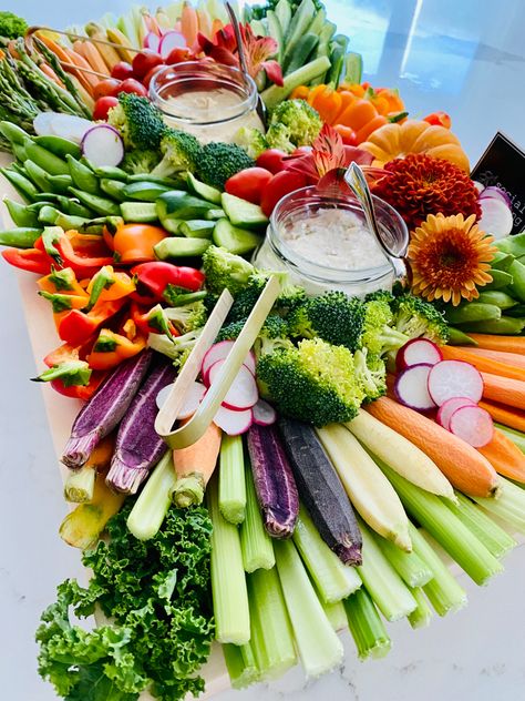 Round Veggie Platter, Charcuterie Fruit And Veggie Board, Veggie Board Display, Elegant Vegetable Tray, Veggie Crudite Platter, Veggie Tray For A Crowd, Creative Veggie Tray, Crudites Platter Ideas, Fall Crudite Platter Ideas