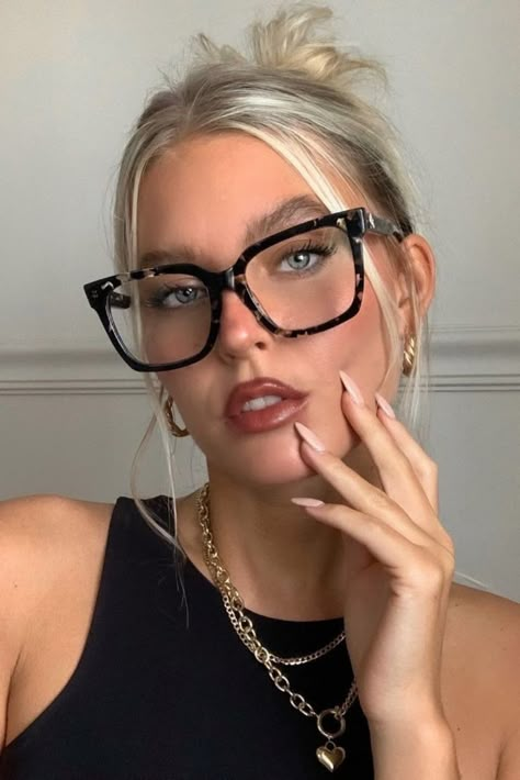 Big Glasses Frames, Oversized Glasses Frames, Classy Glasses, Glasses Inspiration, Chic Glasses, Big Glasses, Womens Glasses Frames, Glasses Fashion Women, Oversized Glasses