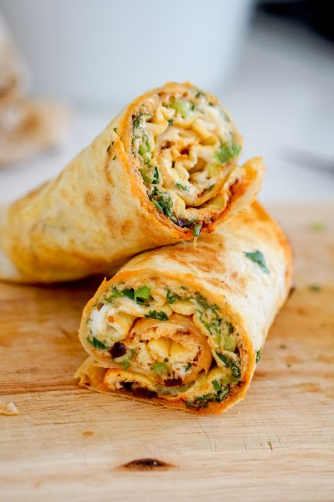 Tortilla Roll Up, Breakfast Crepe, Chinese Breakfast, Recipes Chinese, Asian Breakfast, Chinese Street Food, American Snacks, Tortilla Rolls, Breakfast Crepes