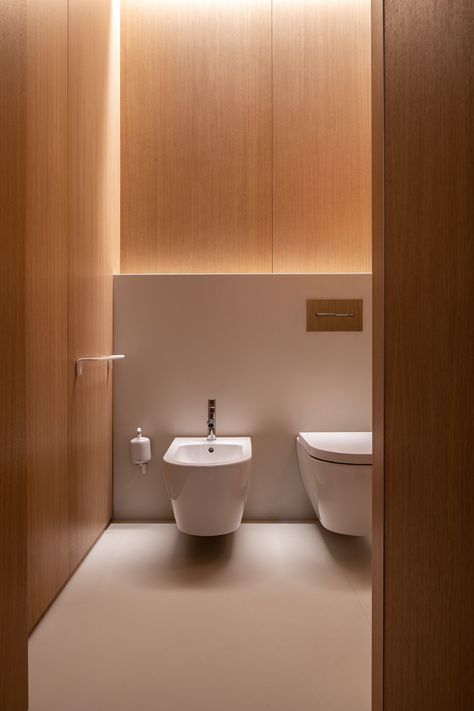 Small Bathroom Architecture, Office Restroom Design, Hotel Toilet Design, Minimal Restroom, Minimal Toilet, Interior Design Toilet, Commercial Bathroom Designs, Minimalist Toilets, Toilet Cubicle