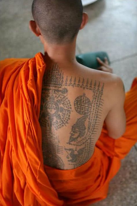 Sak Yant ~ A monk at the Wat Bang Phra temple outside of Bangkok meditates while tattoos are inked onto a long line of devotees. Sak means "tapping" or "tattooing", and Yant is derived from Yantra, which means "sacred geometrical design”. For hundreds of years Thai and Khmer warriors were renowned and feared  for their magical patterns on their skin. These patterns were a mixture of Buddhist psalms and prayers, and shamanistic sayings and magic. Monk Tattoo, Cover Ups Tattoo, Magic Tattoos, Deer Tattoos, Yantra Tattoo, Tibetan Tattoo, Tattoo Espalda, Cream Tattoo, Sacred Tattoo