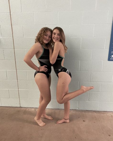 #bestfriendgoals #dive #swim #highschool Swim Team Pictures High Schools, Highschool Cheer Pictures, Swim Team Pictures, Highschool Cheer, Cute Cheer Pictures, High School Cheer, Swim Meet, Mom Photos, Team Pictures