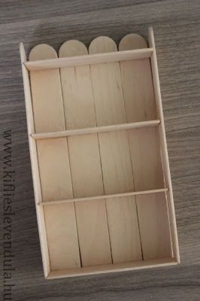 Crea pequeños muebles para muñecas usando palitos de madera - Dale Detalles Barbie House Furniture, Diy Barbie House, Popsicle Crafts, Doll Furniture Diy, Diy Barbie Furniture, Doll House Plans, Mini Doll House, Doll House Crafts, Dollhouse Miniatures Diy