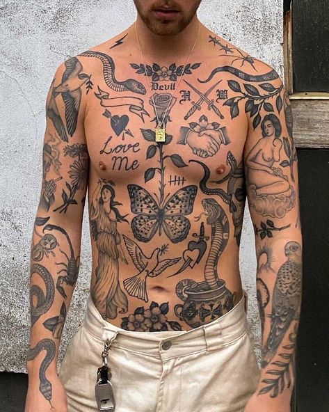 Old Style Tattoos, Tattoo Homme, Full Chest Tattoos, Traditional Black Tattoo, Gang Tattoos, Small Chest Tattoos, Petit Tattoo, Rose Tattoos For Men, Torso Tattoos