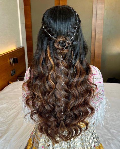 Bridal Hairstyles Trending Hairstyles For Indian Wedding, Puff Open Hairstyles, Lehanga Hairstyle For Round Face, Indian Wedding Hairstyles For Round Face, Curls With Middle Part, Bridal Hairstyles For Round Face, Hair Styles For Brides, Trendy Bridal Hairstyles, Mehendi Hairstyles