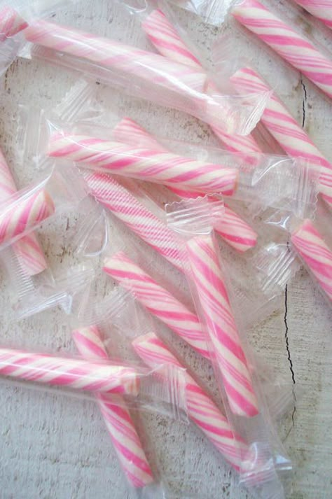 Girlie Christmas, Pink Snacks, Beautiful Crafts, Millinery Flowers, Pink Xmas, Pink Christmas Decorations, Pink Foods, Shabby Chic Christmas, Flowers Beautiful