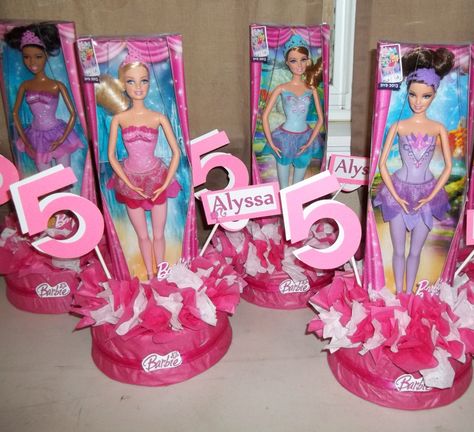 Barbie Pool Party Centerpieces, Barbie Car Centerpieces Ideas, Barbie Themed Birthday Party Centerpieces, Barbie Party Treat Table, Barbie Party Table Centerpieces, Malibu Barbie Centerpieces, Doll Centerpieces Ideas, Barbie Doll Centerpieces Ideas, Barbie Balloon Centerpiece