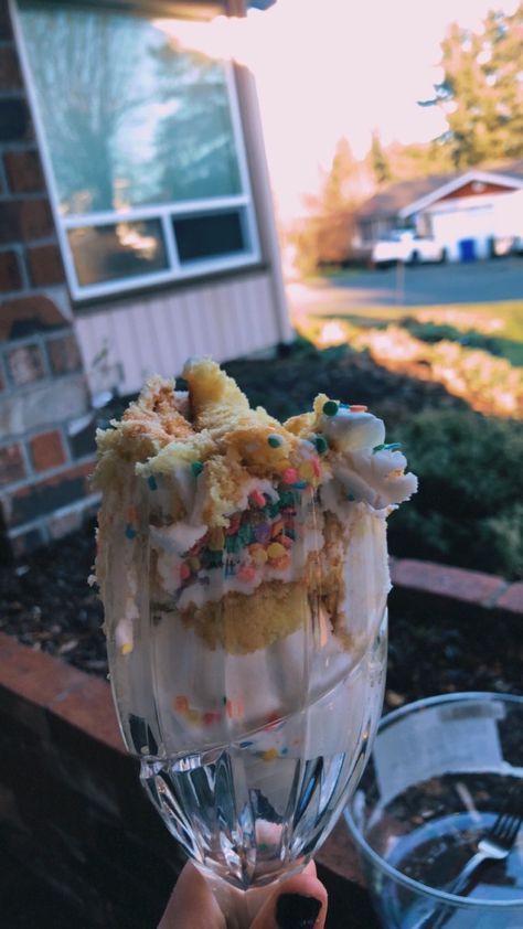 pretty yellow cake in a fancy wine glass Cake In Wine Glasses, Wine Glass Cake, Picnic Cake, Cabin Trip, Picnic Inspiration, Picnic Birthday, Glass Cake, Pretty Yellow, Picnic Date