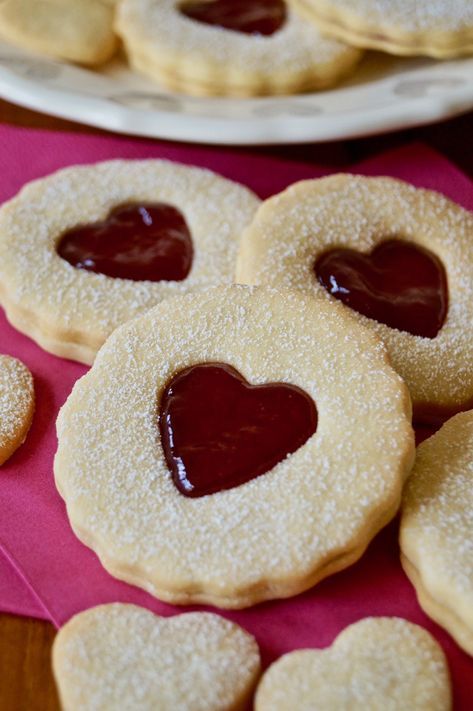 British Biscuit Recipes, English Biscuits, British Biscuits, Jammy Dodgers, English Recipes, Biscuit Sandwich, Shortbread Biscuits, Jam Cookies, British Baking