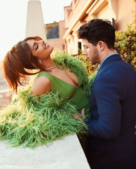 Priyanka And Nick, White Backless Dress, Bollywood Couples, Nick Jonas, Vacation Photos, Jonas Brothers, Deep Neckline, News Website, Priyanka Chopra