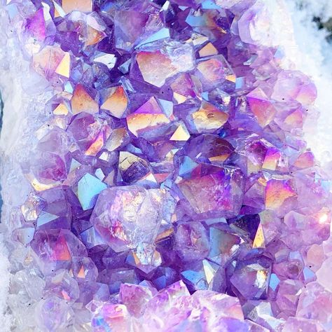 Chakuna Machi Asa on Instagram: “This is one of my favorite types of crystals!!! Amethyst Aura Quartz @crystalsomchakras We have some small ones in the shop!! Click photo…” Energy Jewelry, Click Photo, Types Of Crystals, Music Heals, Aura Quartz, Relaxing Music, Energy Crystals, Rocks And Crystals, Aura