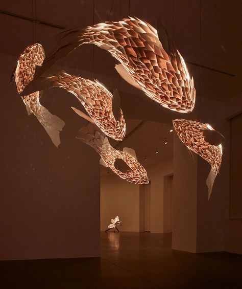 Master Architect Frank Gehry Designs Koi Lamps Gracefully “Swimming” in Mid-Air - My Modern Met Deco Cinema, Fish Lamp, Gagosian Gallery, Retro Japanese, Staircase Chandelier, Fish Pendant, Frank Gehry, Light Sculpture, Light Installation