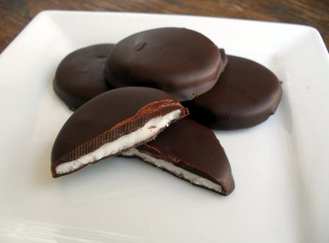 Simple, soft and delicious–always a hit. Peppermint Patty Recipe, Chocolate Lollies, York Peppermint Patty, Cream Cheese Mints, Crazy Cookies, Slow Cooker Desserts, Patties Recipe, Christmas Candy Recipes, Chocolate Cream Cheese