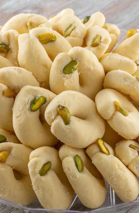 Arabic Snacks, Ghraybeh Cookies, Ghraybeh Recipe, Arabisk Mad, Arabic Sweets Recipes, Lebanese Desserts, Arabic Desserts, Syrian Food, Arabic Dessert