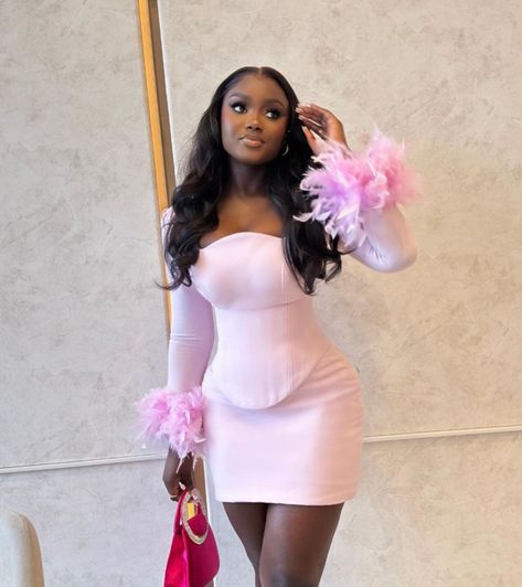 Photo Shoot Outfits, Birthday 28, Feather Mini Dress, Wedding Content, Classy Short Dresses, Chic Dress Classy, Skirt Two Piece, Tolu, Dinner Dress