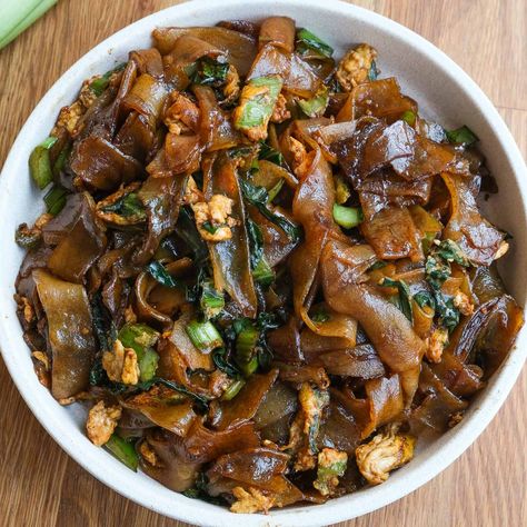 Pad See Ew - im a foodie Instant Pot Pad See Ew, Pas See Ew, Padseeew Recipe, Pad See Ew Recipe Beef, Pad See Ew Recipe, Thailand Street Food, Tasty Noodles Recipe, Thailand Street, Weekend Recipes