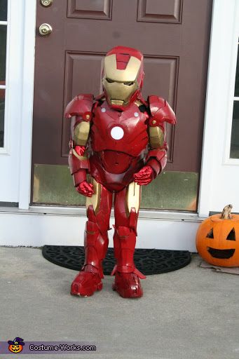 I wish I had the time and money to build this thing. Iron Man Family Costume, Avenger Toys, Iron Man Halloween Costume, Mad Hatter Costume Kids, Creative Diy Costumes, Iron Man Kids, Iron Man Costume, Real Iron Man, Army Men Toys