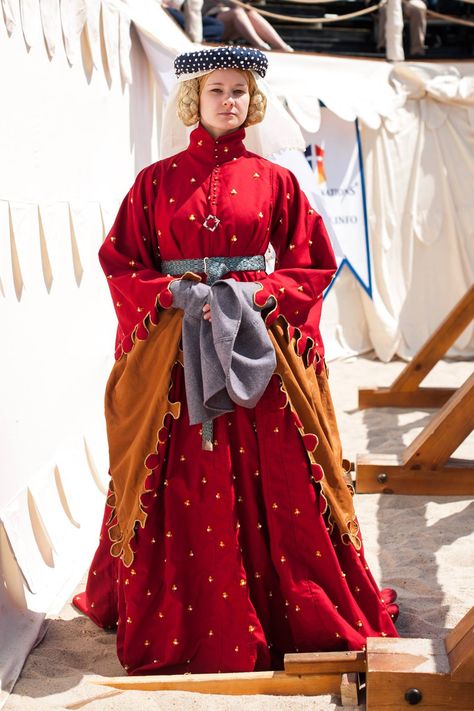 Glorious red houppelande with dagged sleeves the high collar 14th Century Fashion, Authentic Costumes, Medieval Costumes, Medieval Garb, Medieval Dresses, Medieval Woman, Sca Garb, Medieval Clothes, Historical Clothes