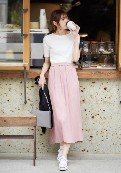 Outfit Rok, Uniqlo Women Outfit, Uniqlo Outfit, Sunday Fashion, Fashion Knowledge, Skirts Style, Spring Skirt Outfits, Skirt Ideas, Long Skirt Outfits