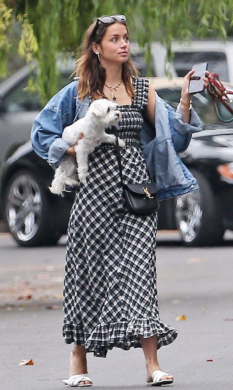 Los Angeles Beach, Woven Leather Sandals, Famous Outfits, Black Aviator Sunglasses, Black Aviators, Black Chelsea Boots, The Nines, Slim Straight Jeans, Celebrity Look