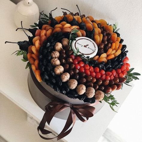 Yalda Gift, Charcuterie Bouquet, Candy Theme Cake, Fruit Bouquet Diy, Fruit Bouquet Ideas, Edible Fruit Arrangements, Bouquet Christmas, Food Bouquet, Candy Bouquet Diy