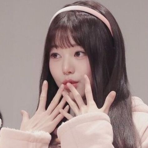 Rei & Wonyoung #matching #ive Dark Kpop Matching Icons, Wonyoung Matching Icons, Ive Matching Pfp, Wonyoung And Rei, Kpop Matching Pfp, Matching Pfp Irl, Kpop Matching Icons, Matching Icons Kpop, Wonyoung Rei