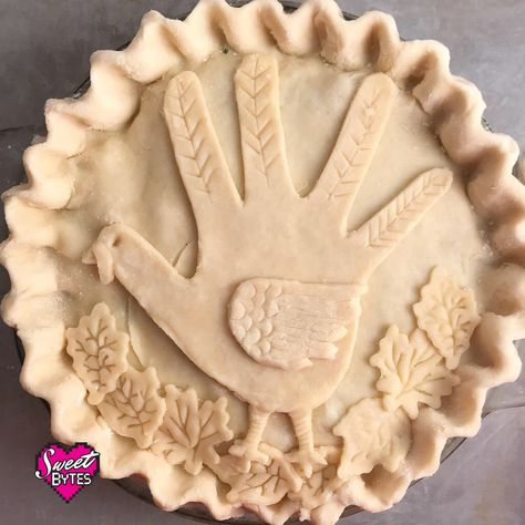 Fall Pie Crust Designs Thanksgiving, Turkey Pie Crust Designs, Fun Pie Crust Designs, Turkey Pie Crust, Thanksgiving Pie Decorations, Pie Decorating Ideas, Thanksgiving Pie Crust Designs, Pie Crust Thanksgiving Designs, Fall Pie Crust Designs