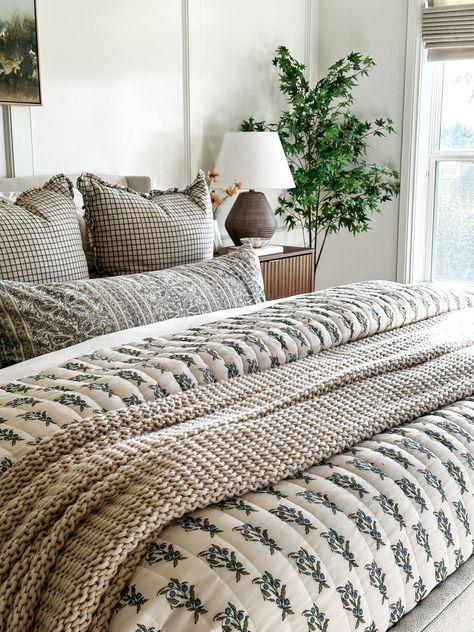 Bedding With Quilt And Comforter, King Bed Cozy, Bedroom Ideas Quilt, Styling Quilt Bedding, Printed Bedding Ideas, Taupe Wall Bedroom Ideas, Fall Bedding Bedrooms Farmhouse, English Cottage Bedding Ideas, Patterned Comforter Bedroom