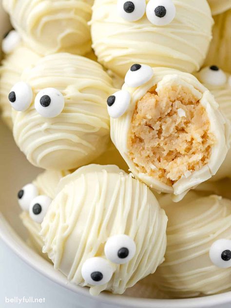 A fun Halloween dessert, these Mummy Oreo Balls are made with just 4 ingredients - Oreo cookies, chocolate, cream cheese, and candy eyes. With a hard chocolate outer shell and creamy center, these Oreo cream cheese balls are so delicious, plus they're no bake and easy. Have your little ones help you make them! Bat Oreo Balls, Halloween Desserts Mummy, Halloween Mummy Snacks, Easy Baking Recipes Halloween, Fun And Easy Dessert Recipes, Fun Cookout Food, Cute Desert Ideas Easy, Halloween Food Ideas For Desserts, Halloween Food Day Ideas