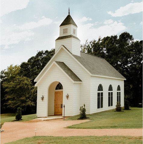 White Chapel, White Church, Small Chapel, Small Church 𝒥𝑒𝓃𝓃𝒾𝒻𝑒𝓇 𝐵𝑜𝓇𝓉𝒽𝓌𝒾𝒸𝓀 𝐻𝑜𝓇𝑜𝓌𝒾𝓉𝓏 on Instagram: “Happy Sunday from our Family Chapel here at Thistle Hill Ranch 🌿 Seeing this 4 year dream of mine, to bring back the church, to our “Old…” Little White Church Wedding, Bloxburg Church, Small Church Design, Family Chapel, Chapel Design, Event Venue Design, Chapel In The Woods, Church Design Architecture, Small Chapel