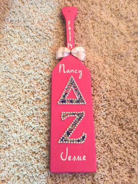 Pink Delta Zeta Lilly Pulitzer Paddle - Sorority Paddle Ideas Delta Zeta Paddle Ideas, Delta Zeta Paddle, Pink Paddle Sorority, Paddle Sorority, Big Little Paddles, Paddle Ideas, Sorority Paddles, Delta Zeta, Phi Mu