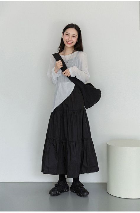 #skirt #longskirt #maxiskirt #blackskirt #skirtoutfit #skirtandblouse #skirtandsneaker #skirtdesign #cuteskirt Dress And Tshirt Outfits, Japan Outfits, Japan Outfit, Skirt Maxi, Seoul South Korea, Maxi Skirts, 가을 패션, Casual Style Outfits, Lookbook Outfits