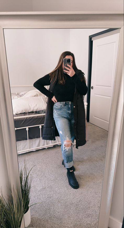 Outfit Women, Black Turtleneck, Puffer Vest, Boots Outfit, Hunter Boots, Puffer Coat, Ripped Jean, Rainy Day, Fall Outfits