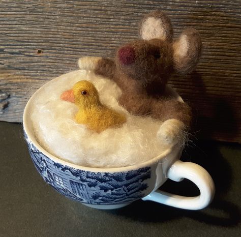 Adorable Tea Cup Bubble Bath.....Mr. Mouse and his Ducky friend!!! Felted Tea Cozy, Needle Felting In A Tea Cup, Needle Felted Tea Cups, Needle Felted Coffee Cup, Mouse Needle Felting, Needle Felted Teacup Fairy Garden, Needle Felted Mouse, Needle Felting Tutorial, Felted Mouse