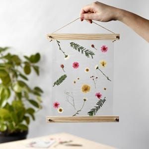 Poster Hanger Diy, Cadre Photo Diy, Flower Sheets, Decoupage Glue, Diy Picture Frames, Diy Presents, Poster Hanger, Diy Picture, Mors Dag