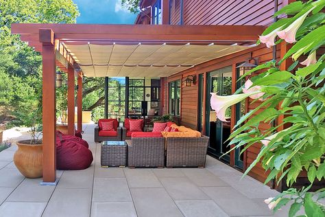 K Welton Construction installed ShadeFX as the retractable shade solution at a newly renovated Portola Valley, California residence. Pergola Modern, Deck Shade, Small Pergola, Retractable Shade, Pergola Diy, Outdoor Covered Patio, Concrete Patios, Patio Steps, Outdoor Structure