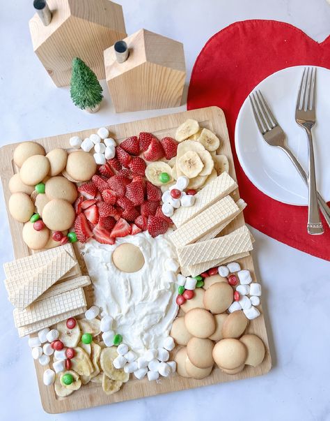 Christmas Gnome Charcuterie Board, Dessert Charcuterie Board With Icing, Icing Charcuterie Board Ideas, Gnome Dessert Board, Gnome Snacks, Strawberry Gnomes Dessert, Gnome Party Food, Santa Dessert Charcuterie Board, Dessert Charcuterie Board Thanksgiving