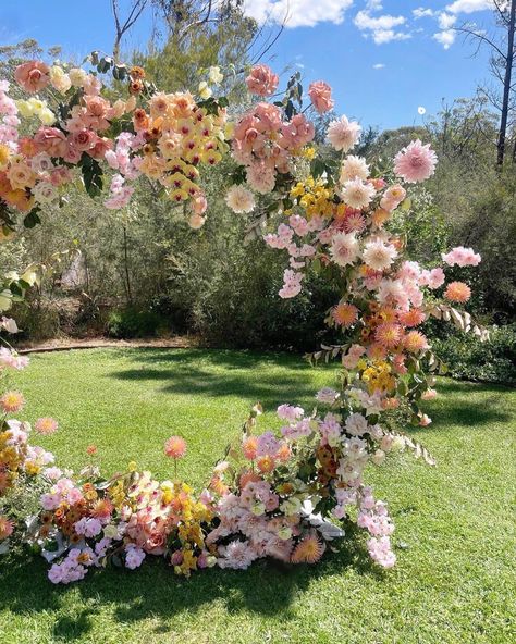 Circular Flower Arch, Flower Path Wedding, Circular Backdrop With Flowers, Circular Flower Arrangements, Wedding Floral Backdrop, Circular Arch, Wedding Flower Arch, Circular Backdrop, Colorful Spring Wedding