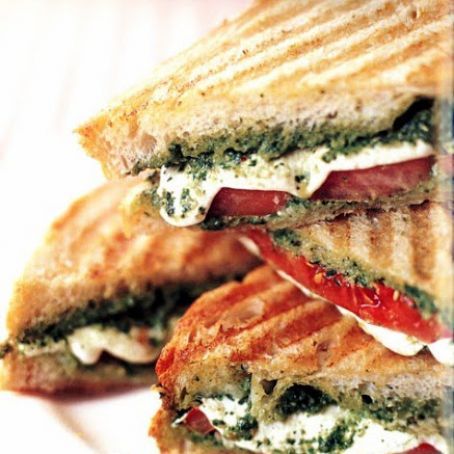 Pesto Panini, Grilled Sandwiches, Panini Recipes, Veggie Meals, Tomato Mozzarella, Tomato Pesto, Chapati, Yummy Eats, Sandwich Recipes