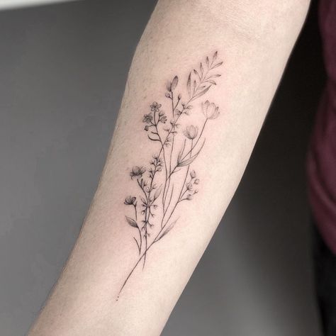 Robyn Pallotta on Instagram: “Lovely little florals for Jessica’s (@clamtowncrossfit) first tattoo 😊 . . #floraltattoo #floraltattoos #florals #floralbouquet #wildflower…” Wildflower Meadow Tattoo, Montana Wildflowers Tattoo, Wildflower Vine Tattoo, Meadow Flowers Tattoo, Wildflower Spine Tattoo, Wildflower Bouquet Tattoo, Wild Flower Tattoo, Scar Tattoo, Bouquet Tattoo