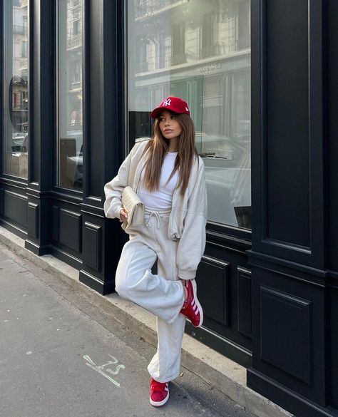 Streetwear Spring Outfits, Red Adidas Outfit, Women's Spring Outfits, Red Sneakers Outfit, Adidas Gazelle Outfit, White Ootd, Special Shoes, Chicago Outfit, Streetwear Spring