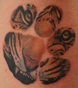 Paw Print Tattoos And Designs; Paw Print Tattoo Meanings And Ideas Tiger Claw Tattoo, Slash Tattoo, Lion Butterfly, Mens Tiger Tattoo, Hannya Maske, Tiger Tattoo Ideas, Tiger Paw Print, Claw Tattoo, Phönix Tattoo