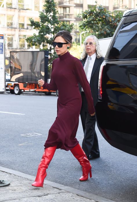 Viktoria Beckham, Victoria Beckham Collection, Victoria Beckham Outfits, Victoria Beckham Style, Burgundy Outfit, Looks Street Style, Red Boots, Outfit Trends, Winter Mode