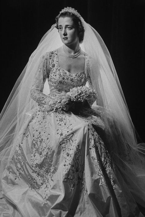 Earl Spencer, Chic Vintage Bride, John Spencer, Dj Wedding, Interracial Wedding, Vintage Brides, Royal Wedding Dress, Vintage Wedding Photos, Wedding Shot