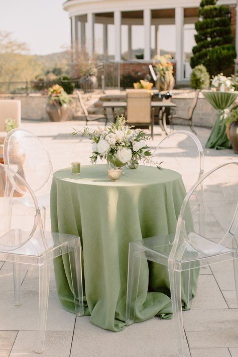 Sage Green Wedding Decor, Elegant Wedding Table Decor, Installation Wedding, Green Wedding Decor, Table Settings Wedding, Wedding Horse, Elegant Wedding Table, Outdoor Cocktail, Floral Installation