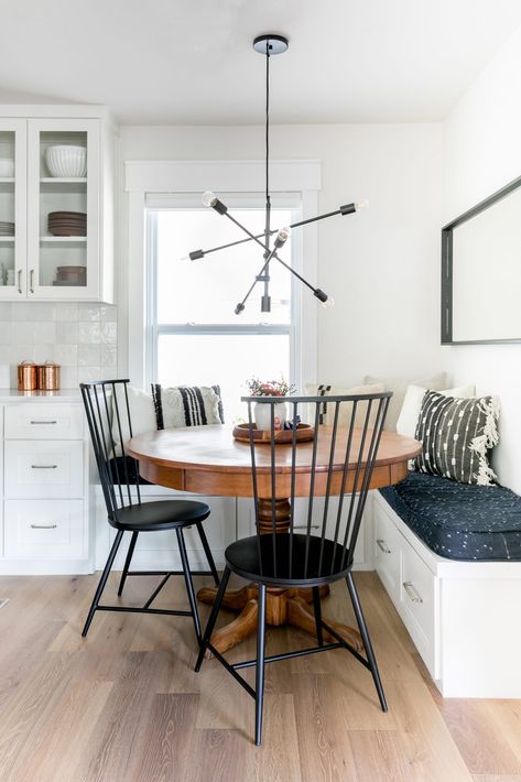 Built In Kitchen Table, Built In Breakfast Nook, Seating In Kitchen, Kitchen Dining Nook, Kitchen Breakfast Nooks, Kitchen Banquette, Transitional Dining Room, Transitional Dining, Kitchen Seating