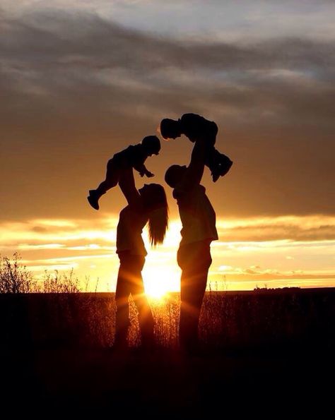 Mom and dad lifting the kids Cute Family Pictures, Cute Family Photos, Family Picture Poses, Family Photo Pose, Fall Family Pictures, Foto Baby, Fall Family Photos, Sun Sets, Family Posing