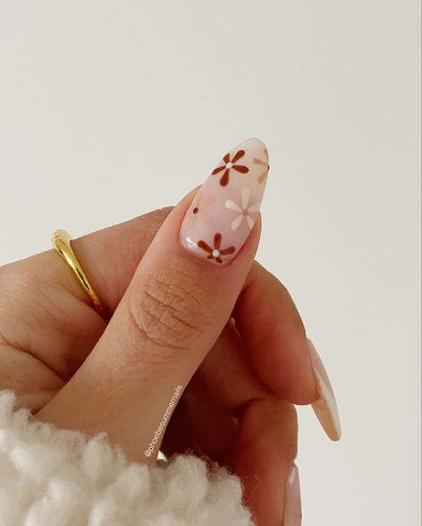 Floral Nail Art Simple, Tan Nails With Flowers, Brown French Tip With Flowers, Fall Daisy Nails, Brown Flowers Nails, Fall Nails Flowers, Brown Nails With Flowers, Autumn Flower Nails, Neutral Flower Nails